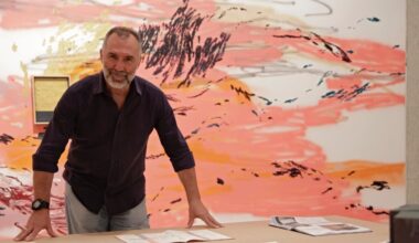 Una exposición recorre cuatro décadas de la creatividad poliédrica de Paco Pérez Valencia