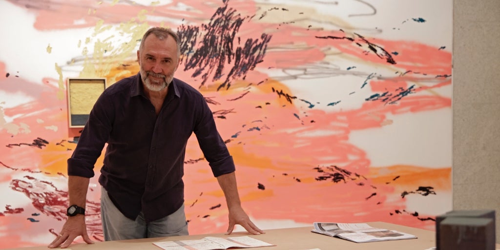 Una exposición recorre cuatro décadas de la creatividad poliédrica de Paco Pérez Valencia