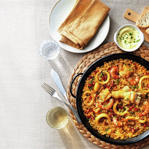 paella_mixta_con_pollo_calamares_y_gambas