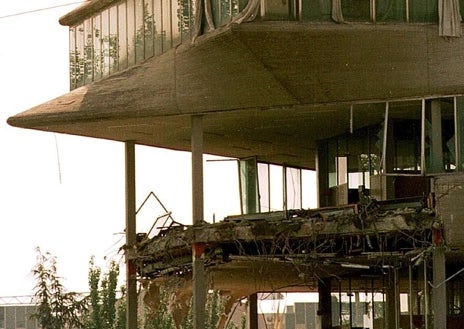 Imagen secundaria 1 - El edificio de Fisac en la calle Josefa Valcárcel fue derribado entre finales de julio y comienzos de agosto de 1999. En las imágenes, varios momentos de la demolición