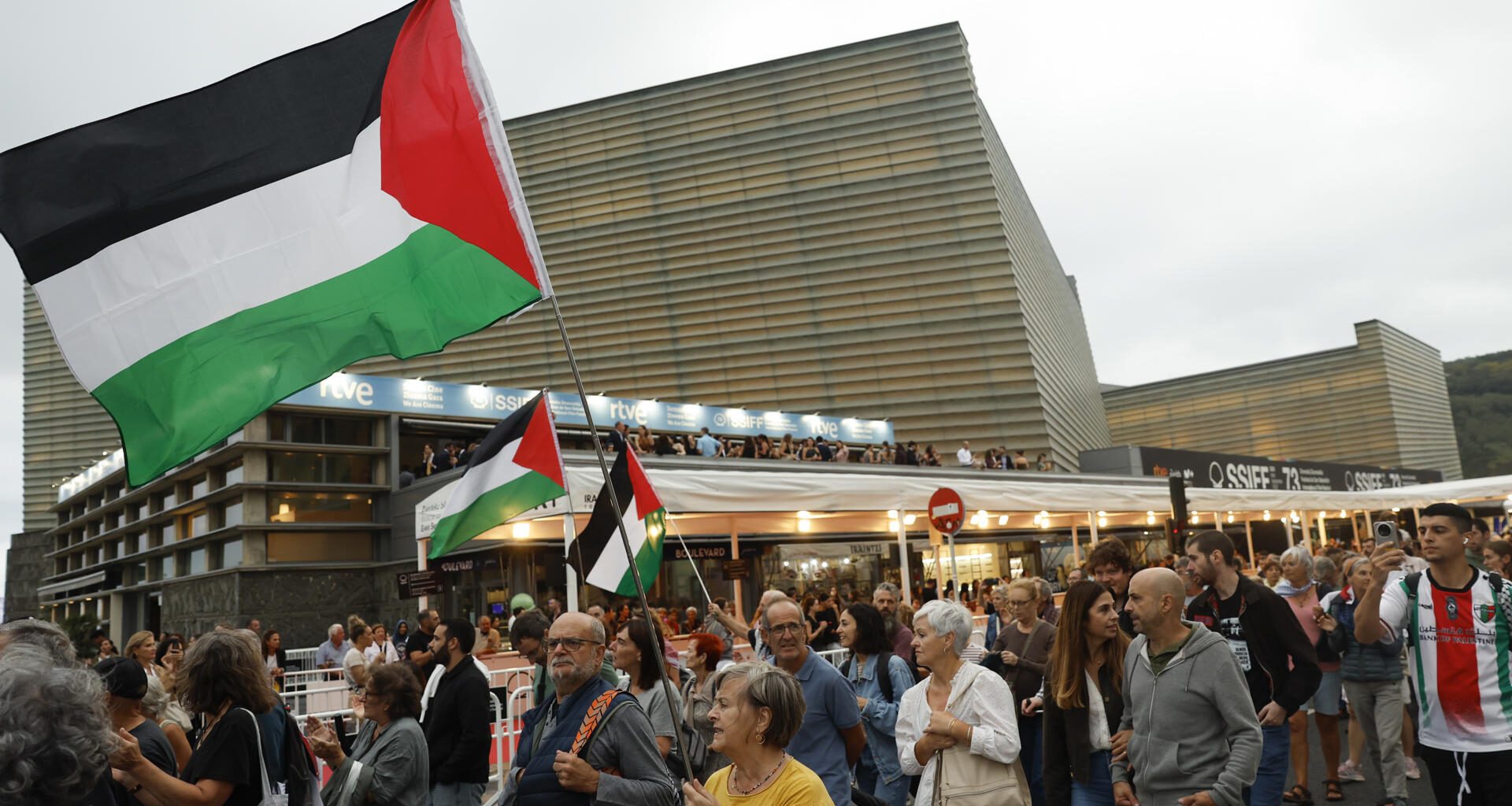 Una multitudinaria manifestación a favor de Palestina termina con dos activistas colgados del puente de Zurriola