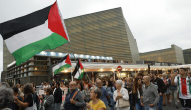 Una multitudinaria manifestación a favor de Palestina termina con dos activistas colgados del puente de Zurriola