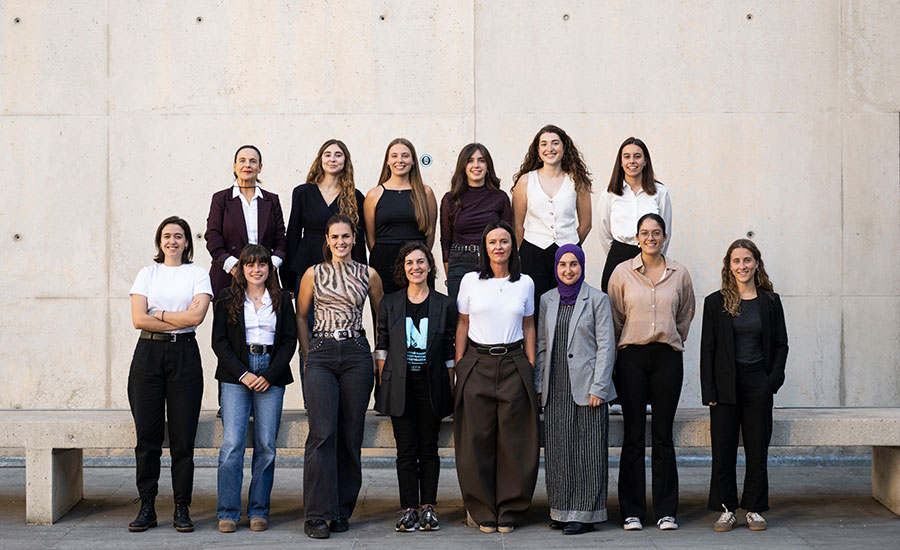 Todas las participantes en el concurso, junto a la directora general Perujuániz y la directora de la Cátedra, Gurutze Pérez Artieda (en el centro de la imagen, derecha e izquierda, respectivamente). Fila superior, de izda. a dcha., María Inmaculada San Miguel, Sandra Aranaz, Leire Urdiroz, Irati Amatriain, Izaro Arbizu y Oihana Elizagoyen. Fila inferior, de izda. a dcha., María Goicoechea, Ane Legarda, Saioa Ganuza, Gurutze Pérez (directora de la Cátedra), Eva Perujuániz (directora general), Asmae Ahdadi, Ariana Molinos y Miren Mailharin.