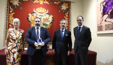 José Carlos Vara recibe el II Premio Divisa de Literatura Taurina