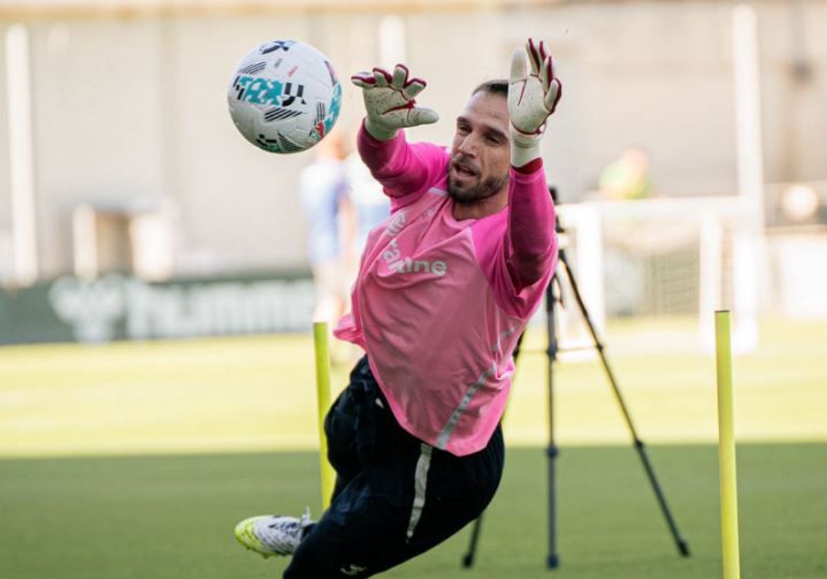 Pau López en un entrenamiento con el Real Betis