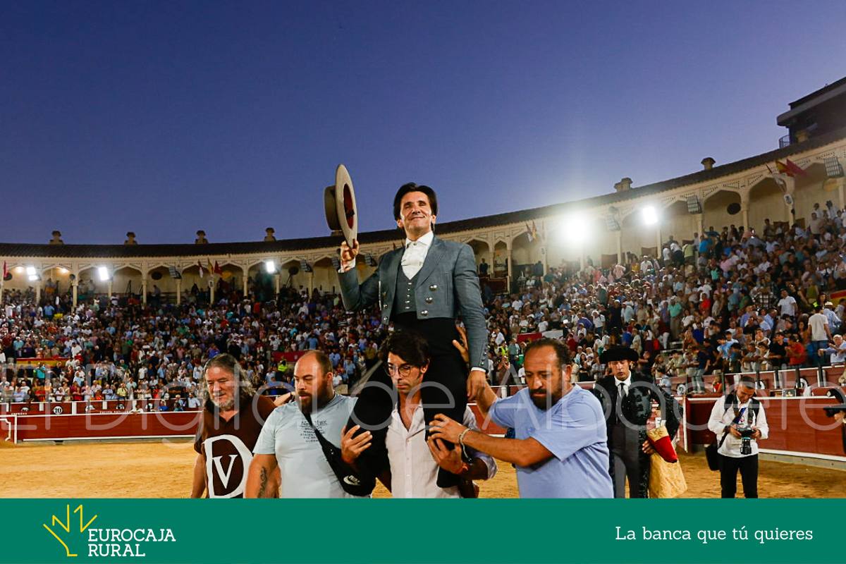 El matador Mario Sotos saca a hombros a Ventura en Albacete