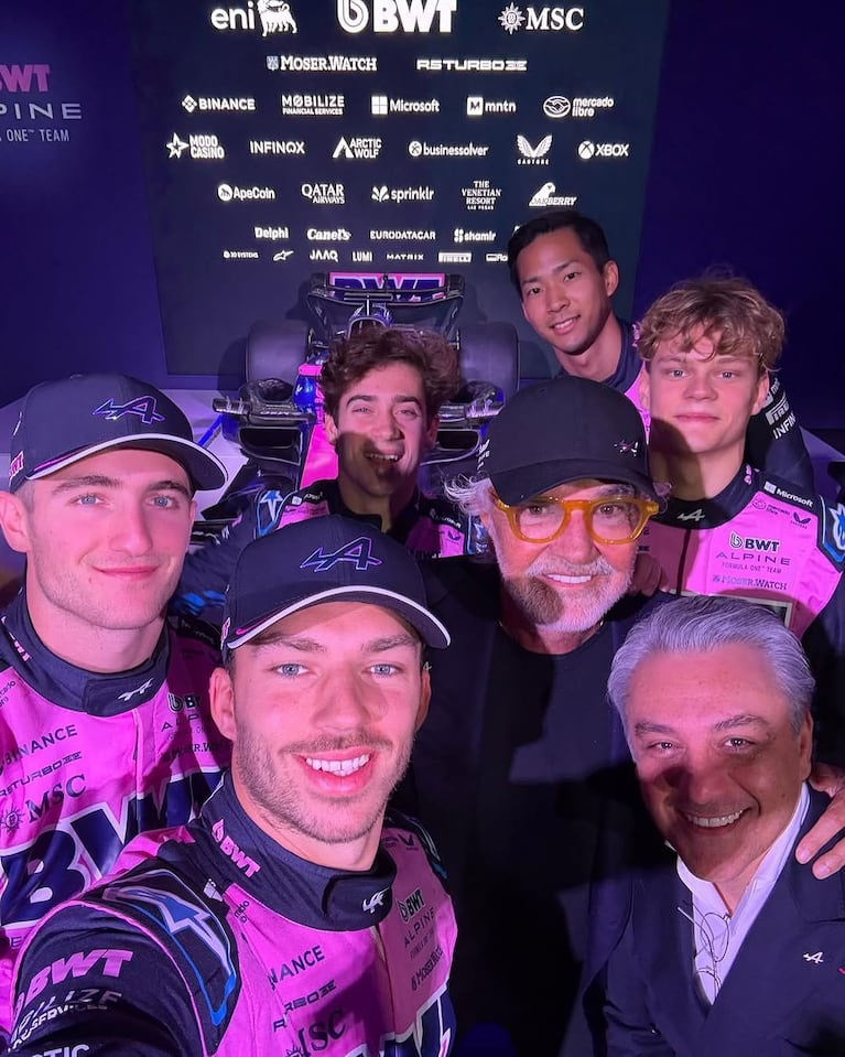 Pierre Gasly, Jack Doohan, Franco Colapinto, Ryo Hirakawa y Paul Aron, todos los pilotos de Alpine junto a Flavio Briatore y Luca De Meo. (Foto: AlpineF1Team/IG)