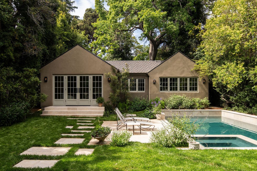 casa tudor con decoracion clasica moderna y obras de arte contemporaneas