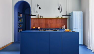 Esta casa sorprende haciendo moderno el estilo retro y jugando con los colores y la geometría