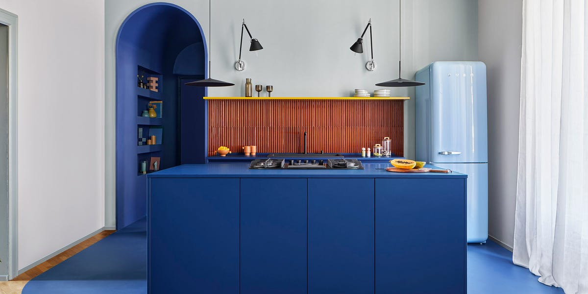 Esta casa sorprende haciendo moderno el estilo retro y jugando con los colores y la geometría