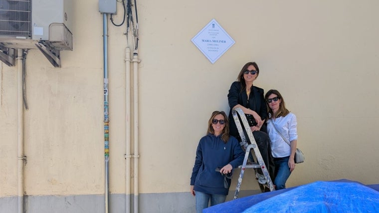 De izquierda a derecha, la escritora y abogada Paula Torres, la columnista de opinión de ABC, María José Solano, y la columnista de Cultura de ABC, María José Fuenteálamo