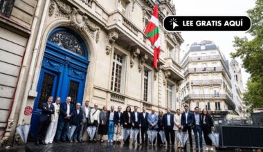El PNV toma posesión del Cervantes de París e iza la ikurriña en la fachada