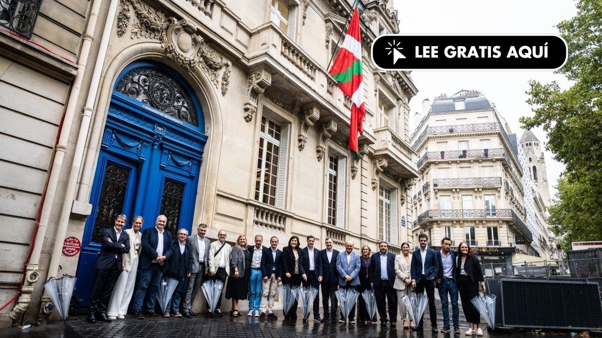El PNV toma posesión del Cervantes de París e iza la ikurriña en la fachada