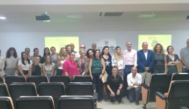Susana Morillo presenta su libro sobre autismo con un grupo de personas