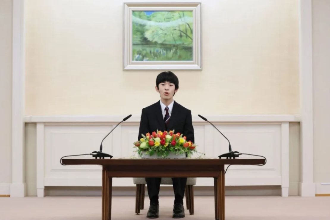 El príncipe Hisahito de Japón asiste a su primera conferencia de prensa después de cumplir 18 años en su finca Akasaka en Tokio el 3 de marzo.