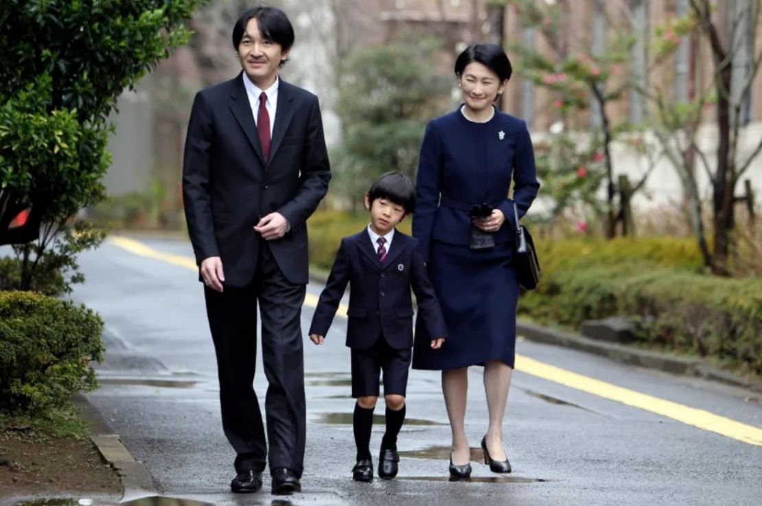 El príncipe Hisahito de Japón, en el centro, acompañado por su padre, el príncipe Akishino, y su madre, la princesa Kiko, llega al jardín de infantes afiliado a la Universidad Ochanomizu para su ceremonia de graduación en Tokio el 14 de marzo de 2013.