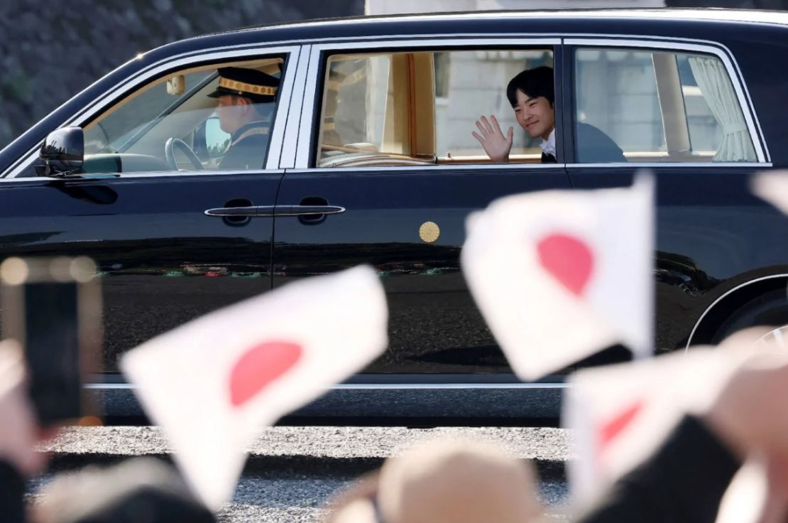 El príncipe Hisahito de Japón saluda a la gente reunida frente al Palacio Imperial para su ceremonia de mayoría de edad en Tokio el sábado.
