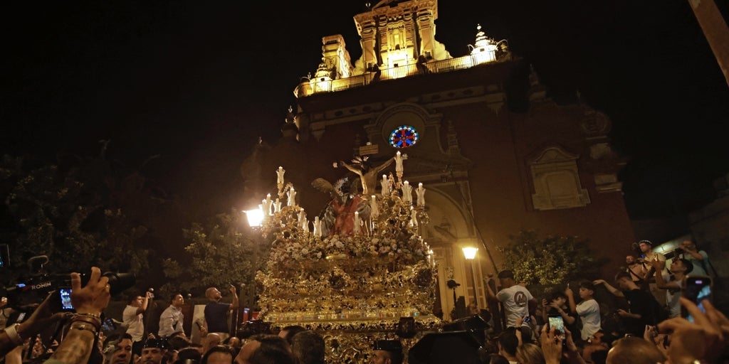 Las Aguas deja su corazón en Triana y regresa al Arenal