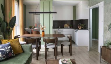 Este piso de 76m2 en Málaga demuestra que el blanco NO es el único color tendencia para las paredes de casa