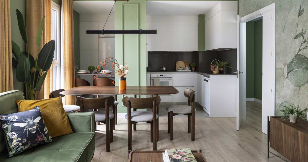 Este piso de 76m2 en Málaga demuestra que el blanco NO es el único color tendencia para las paredes de casa