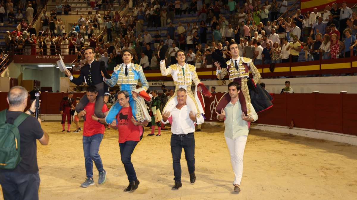 Puerta grande en Abarán para Castella, Rufo y Trigueros en la tarde de su alternativa