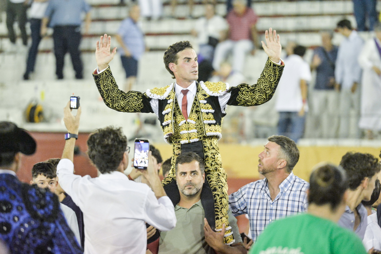 Fernando Adrián abre la Puerta Grande de Guadalajara