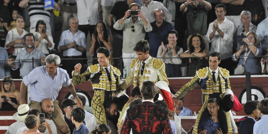Ureña indulta a Diablillo y sale a hombros con Roca Rey, Caballero y Daniel Ruiz