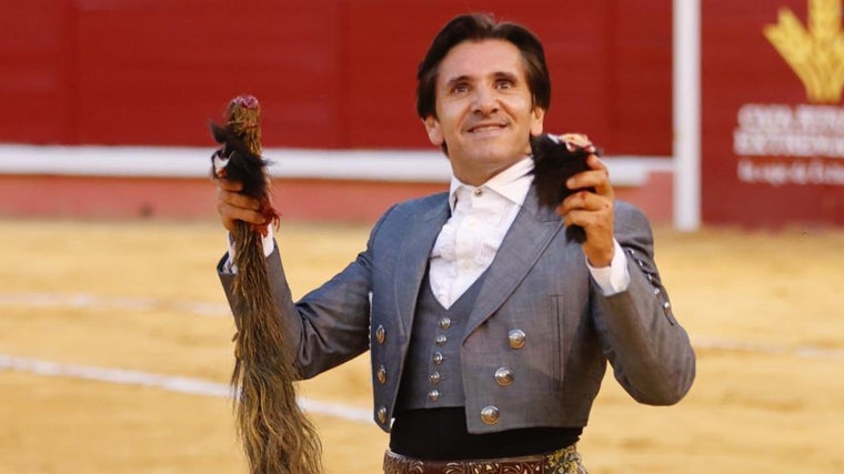 Diego Venura paseó el rabo del segundo de su lote de Los Espartales