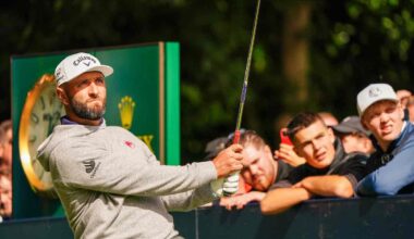 Jon Rahm pega el golpe de salida en el hoyo 2 del BMW PGA Championship. (© Golffile