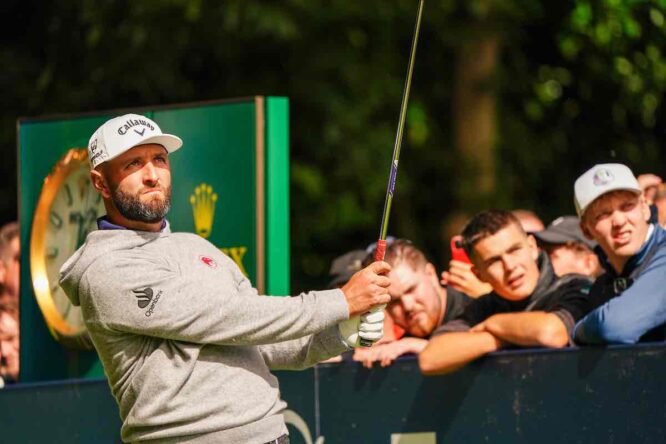 Jon Rahm pega el golpe de salida en el hoyo 2 del BMW PGA Championship. (© Golffile | Fran Caffrey)