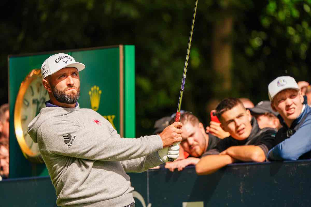 Jon Rahm pega el golpe de salida en el hoyo 2 del BMW PGA Championship. (© Golffile