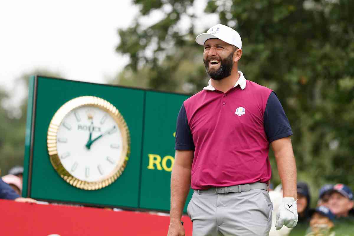 Jon Rahm sonríe durante la ronda de prácticas de este jueves en Bethpage.