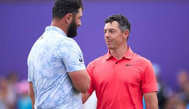 Jon Rahm saluda a Rory McIlroy tras jugar juntos en la Final de Dubai de 2023.