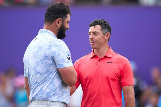 Jon Rahm saluda a Rory McIlroy tras jugar juntos en la Final de Dubai de 2023.