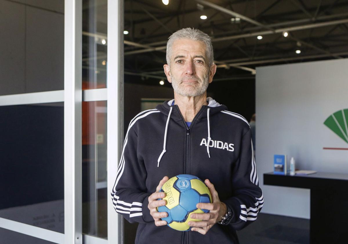 La Federación Española de Balonmano impide al gijonés Ramón Gallego volver a optar a jefe de árbitros de la IHF