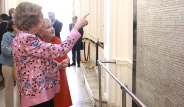 La reina Sofía saca su lado más colorido con una blazer floral del color tendencia durante su visita a Estados Unidos