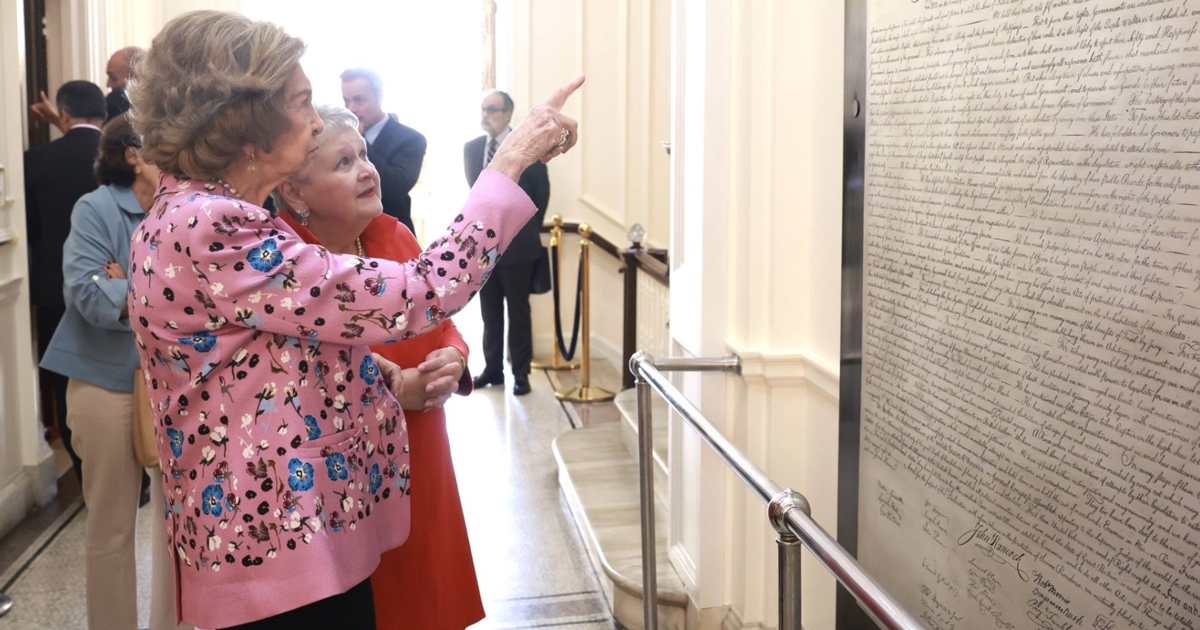 La reina Sofía saca su lado más colorido con una blazer floral del color tendencia durante su visita a Estados Unidos