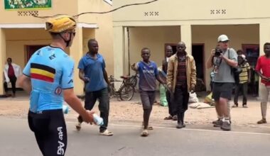 El detalle de Remco Evenepoel con los aficionados en Ruanda