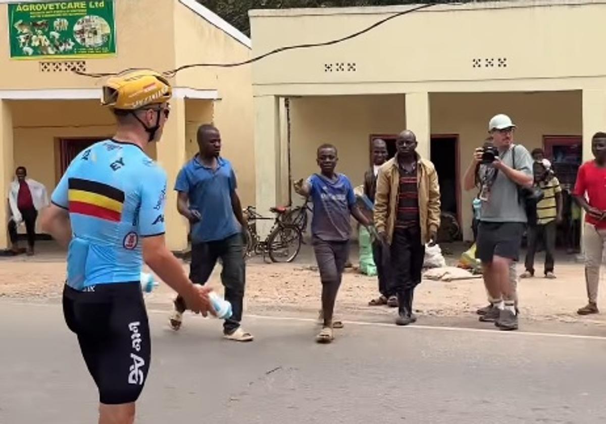 El detalle de Remco Evenepoel con los aficionados en Ruanda