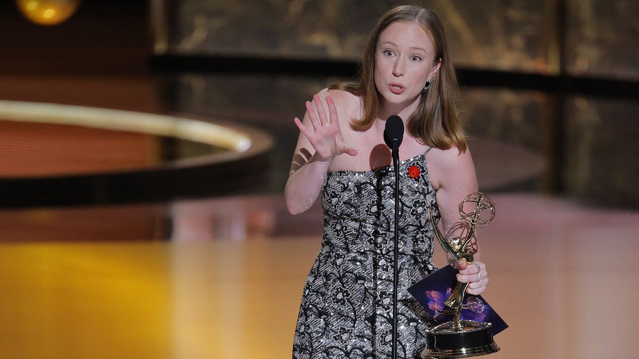 Hannah Einbinder, la actriz de «Hacks», tras recibir el Emmy: «Como judía, es mi responsabilidad distinguir entre la identidad judía y el Estado de Israel»