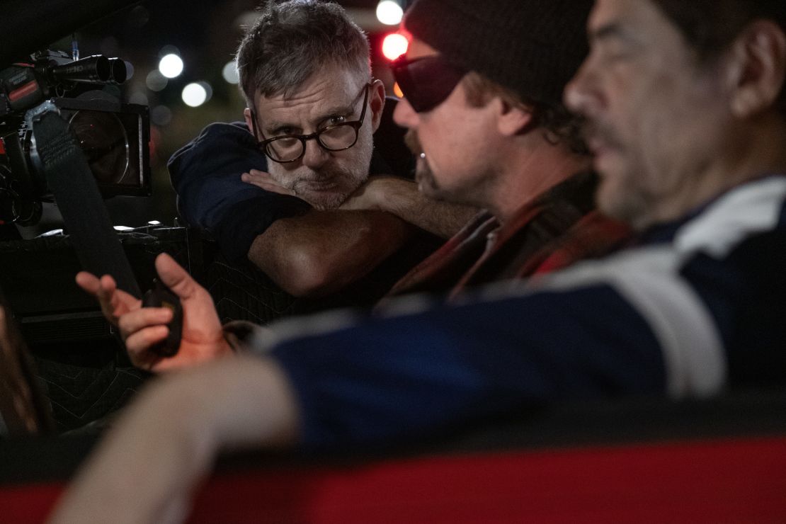 Paul Thomas Anderson dirige en una escena a Leonardo DiCaprio y Benicio del Toro en