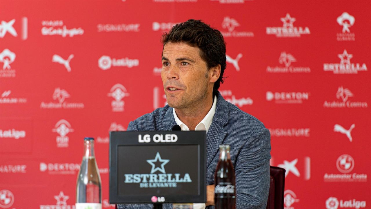 Ni el Almería entendió la expulsión del Sporting: «Es extraña, lo tendría que explicar mejor el árbitro», el análisis de Rubi - La Voz de Asturias