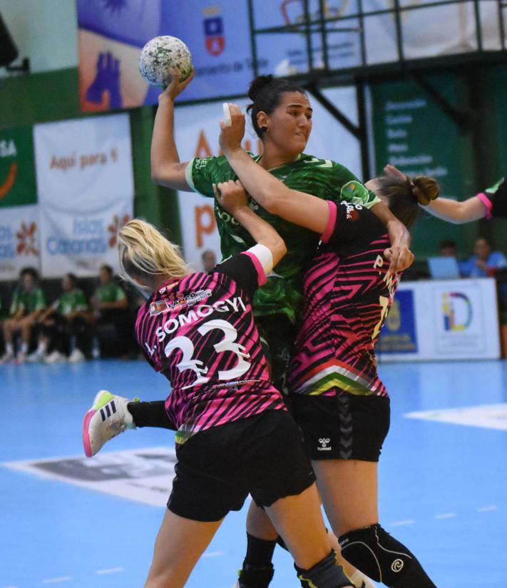 Imagen secundaria 2 - El Rocasa Gran Canaria suma y sigue ante el Grafometal Sporting La Rioja