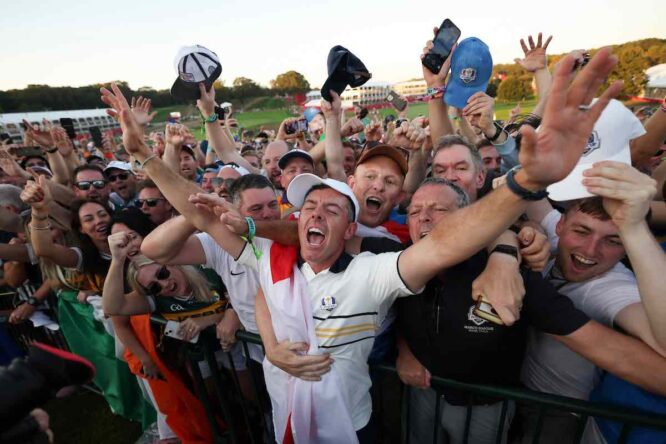 Rory McIlroy celebra con los aficionados la victoria en la Ryder Cup de Bethpage. (Photo by Maddie Meyer/PGA of America)