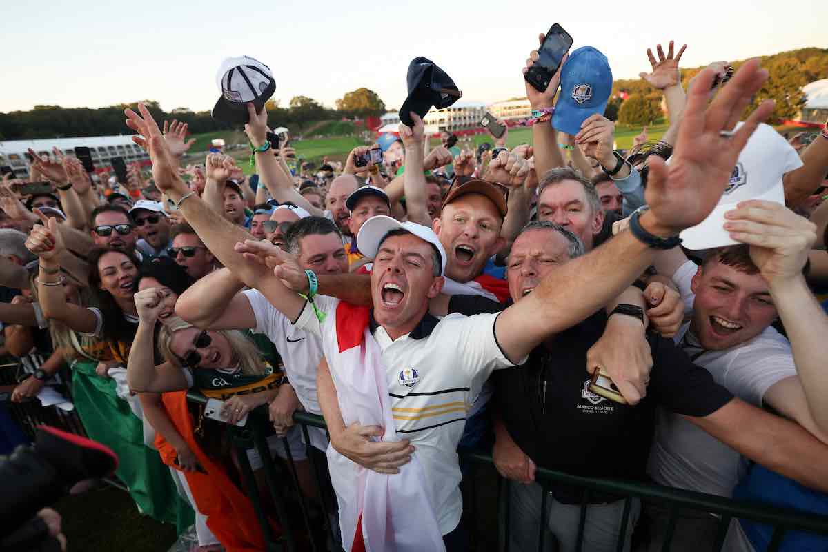 Rory McIlroy celebra con los aficionados la victoria en la Ryder Cup de Bethpage. (Photo by Maddie Meyer/PGA of America)