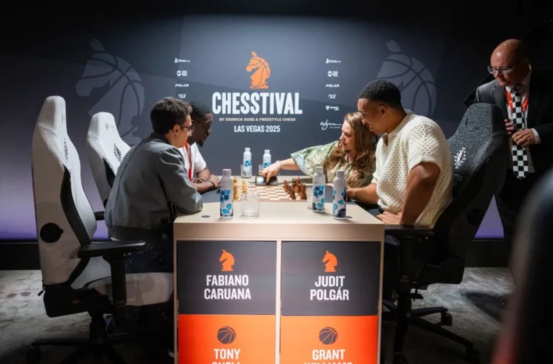 La gran maestra de ajedrez Judit Polgár junto al jugador de la NBA Grant Williams en el evento Chesstival en Las Vegas.