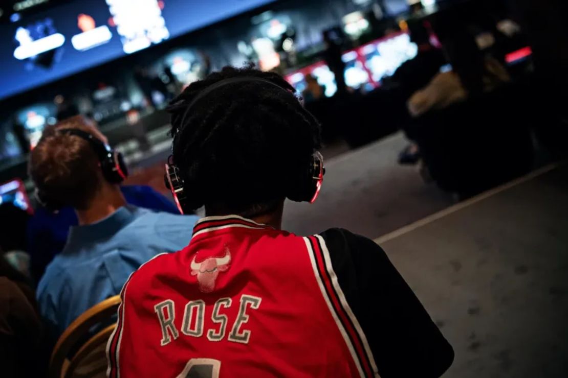 Un asistente al Chesstival viste una camiseta de los Bulls de Derrick Rose durante el torneo en Las Vegas.