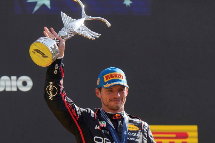 Verstappen levantó el trofeo en Monza y rápidamente buscó más acción, (AP)