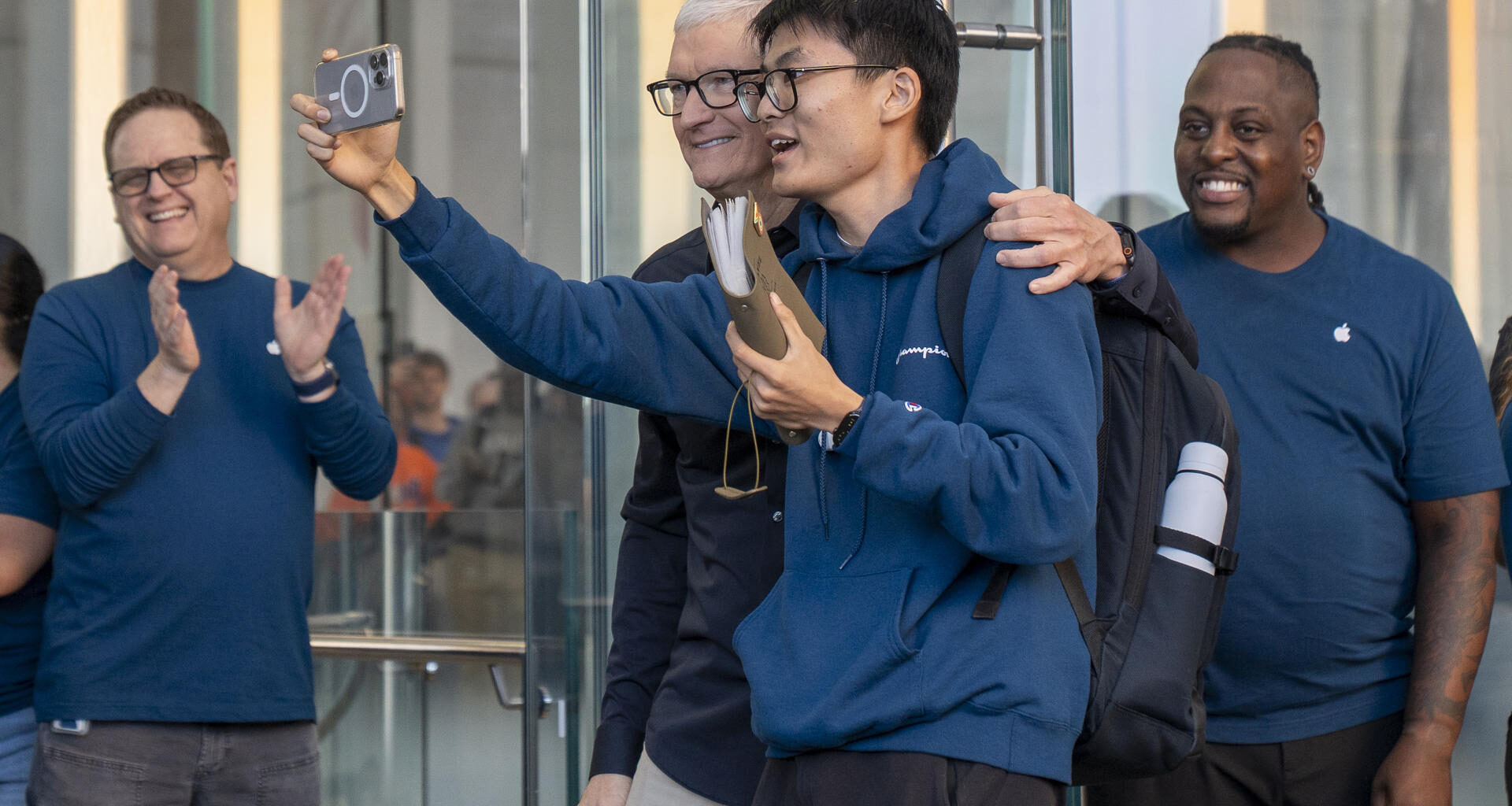 El director ejecutivo de Apple, Tim Cook, posa para una foto con el primer cliente en la fila para adquirir el iPhone 17 este 19 de septiembre de 2025, en Nueva York (Estados Unidos). EFE/ Angel Colmenares