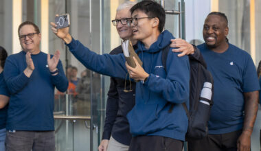 El director ejecutivo de Apple, Tim Cook, posa para una foto con el primer cliente en la fila para adquirir el iPhone 17 este 19 de septiembre de 2025, en Nueva York (Estados Unidos). EFE/ Angel Colmenares